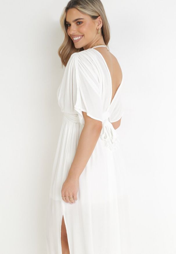 Born2be - Biała Wiskozowa Sukienka Maxi Nietoperz z Głębokim Dekoltem i Gumką w Pasie z Lnem Zivana. Kolor: biały. Materiał: wiskoza, len. Wzór: aplikacja. Długość: maxi