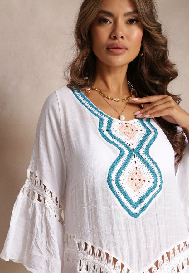 Renee - Biała Luźna Sukienka Mini Narzutka z Szydełkowym Zdobieniem Elvin. Kolor: biały. Wzór: aplikacja. Styl: elegancki. Długość: mini