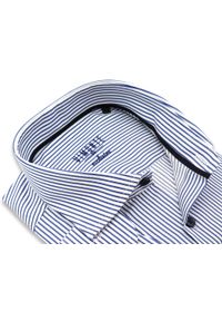 Mmer / Villaro - Koszule męskie - Biała koszula VIMONTE w niebieskie paski/prążki 021VIM. Kolor: biały, wielokolorowy, niebieski. Materiał: bawełna, tkanina. Długość: długie. Wzór: prążki, paski #1
