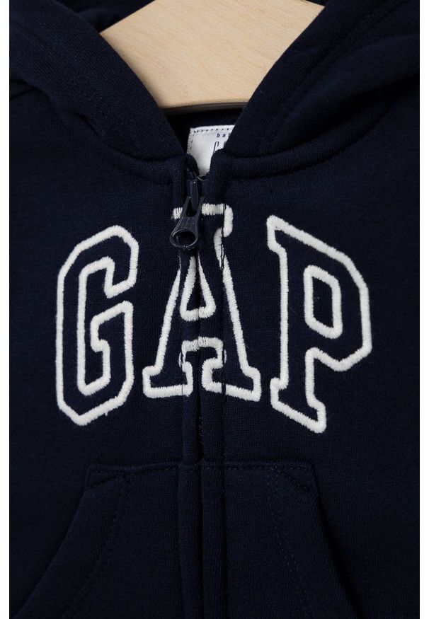 GAP Bluza dziecięca kolor granatowy z kapturem z aplikacją. Okazja: na co dzień. Typ kołnierza: kaptur. Kolor: niebieski. Materiał: dzianina, poliester. Wzór: aplikacja. Styl: casual