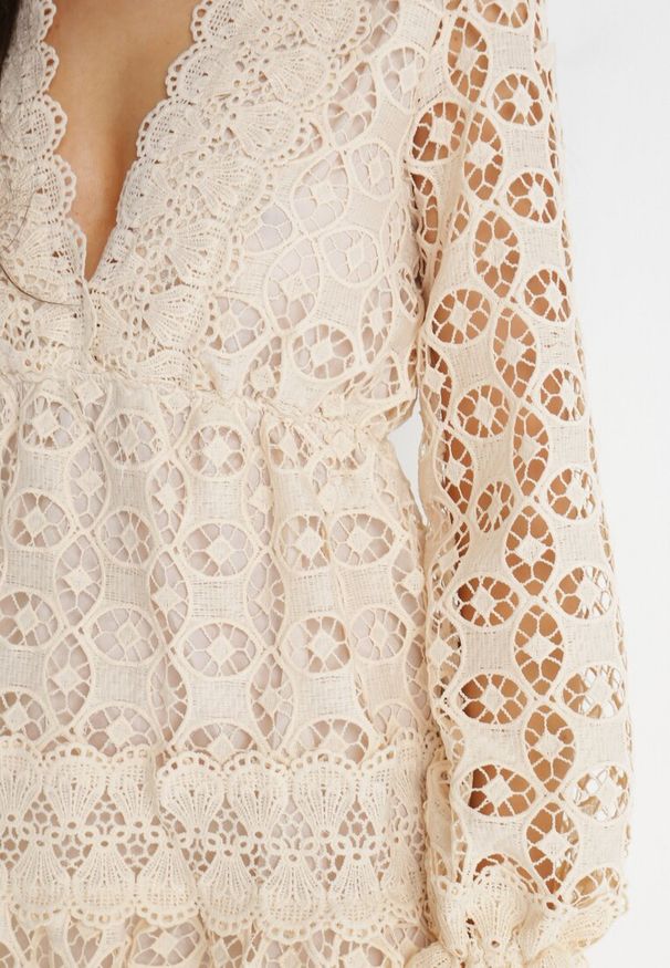 Born2be - Beżowa Sukienka Mellathe. Kolor: beżowy. Materiał: koronka, materiał. Długość rękawa: długi rękaw. Wzór: aplikacja, ażurowy. Styl: wizytowy. Długość: mini