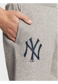 New Era Szorty sportowe New York Yankees MLB Logo 60284751 Szary Regular Fit. Kolor: szary. Materiał: bawełna. Styl: sportowy