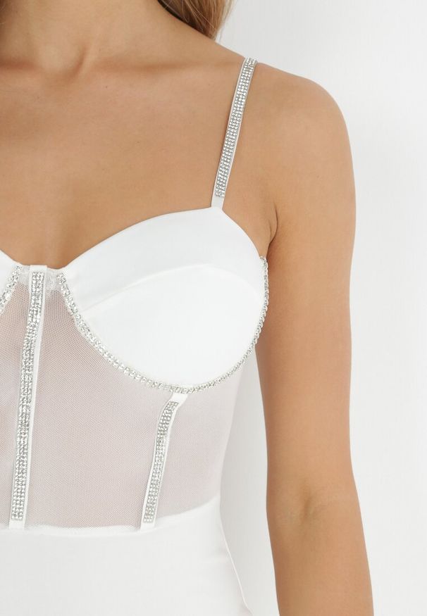 Born2be - Biała Sukienka Dopasowana z Gorsetową Górą Tisi. Typ kołnierza: dekolt gorset. Kolor: biały. Typ sukienki: gorsetowe. Styl: klasyczny