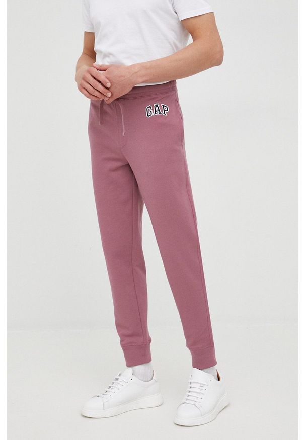 GAP spodnie dresowe bawełniane męskie kolor różowy z aplikacją. Kolor: różowy. Materiał: bawełna, dresówka. Wzór: aplikacja