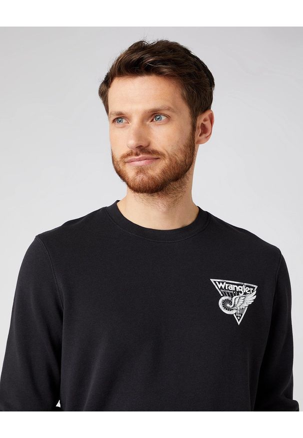 Wrangler - WRANGLER CHEST PRINT CREW BLACK W6F5HA100 112141478. Wzór: nadruk