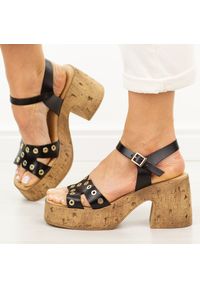 Czarne skórzane sandały damskie na platformie Porronet 3178. Okazja: na co dzień. Zapięcie: pasek. Kolor: czarny. Wzór: aplikacja. Materiał: skóra. Sezon: wiosna, lato. Obcas: na platformie. Styl: elegancki, casual. Wysokość obcasa: średni #1