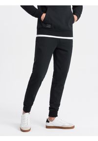 Ombre Clothing - Bawełniane spodnie męskie dresowe joggery BASIC – czarne V9. Okazja: na co dzień. Kolor: czarny. Materiał: dresówka, bawełna. Wzór: aplikacja. Styl: sportowy, casual, elegancki