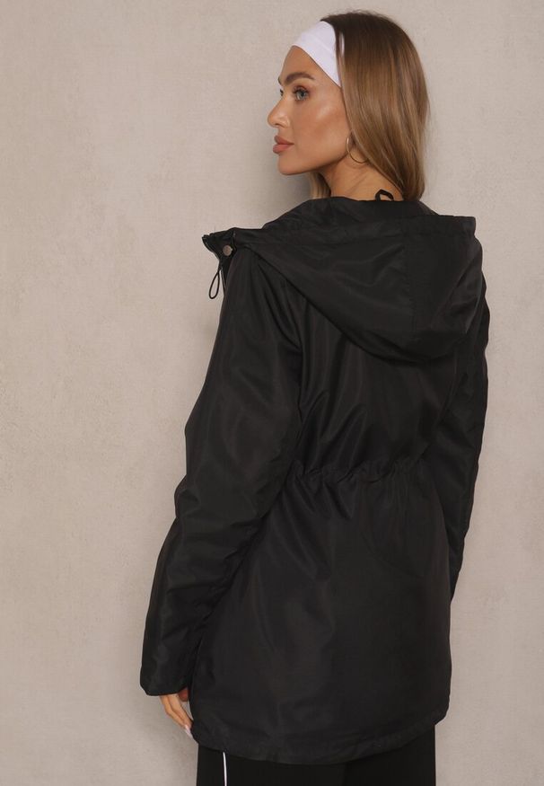 Renee - Czarna Kurtka Typu Parka ze Ściągaczem w Talii z Kapturem i Kieszeniami Daroma. Okazja: na co dzień, na spacer. Typ kołnierza: kaptur. Kolor: czarny. Styl: casual, elegancki