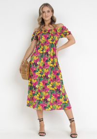 Born2be - Fuksjowo-Żółta Sukienka z Wiskozy Midi Hiszpanka w Kwiaty Hallenes. Typ kołnierza: dekolt hiszpanka. Kolor: różowy. Materiał: wiskoza. Wzór: kwiaty. Długość: midi #2