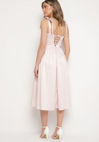 Born2be - Różowa Rozkloszowana Sukienka Vices na Wiązanych Ramiączkach Natavine. Okazja: na co dzień, na imprezę. Typ kołnierza: dekolt kwadratowy. Kolor: różowy. Materiał: poliester, jeans. Długość rękawa: na ramiączkach. Sezon: lato. Styl: klasyczny, casual #7