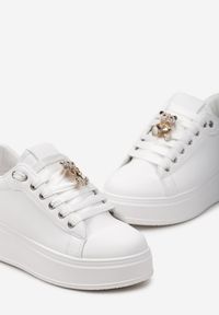 Born2be - Biało-Czarne Sznurowane Sneakersy na Platformie z Ekoskóry z Ozdobnym Misiem Neonda. Kolor: biały. Wzór: aplikacja. Obcas: na platformie #4