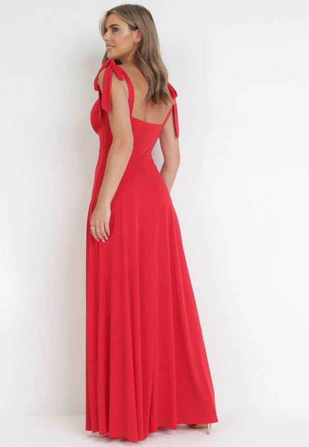 Born2be - Czerwona Rozkloszowana Sukienka Maxi z Wiązanymi Ramiączkami Lisija. Kolor: czerwony. Długość rękawa: na ramiączkach. Styl: elegancki. Długość: maxi