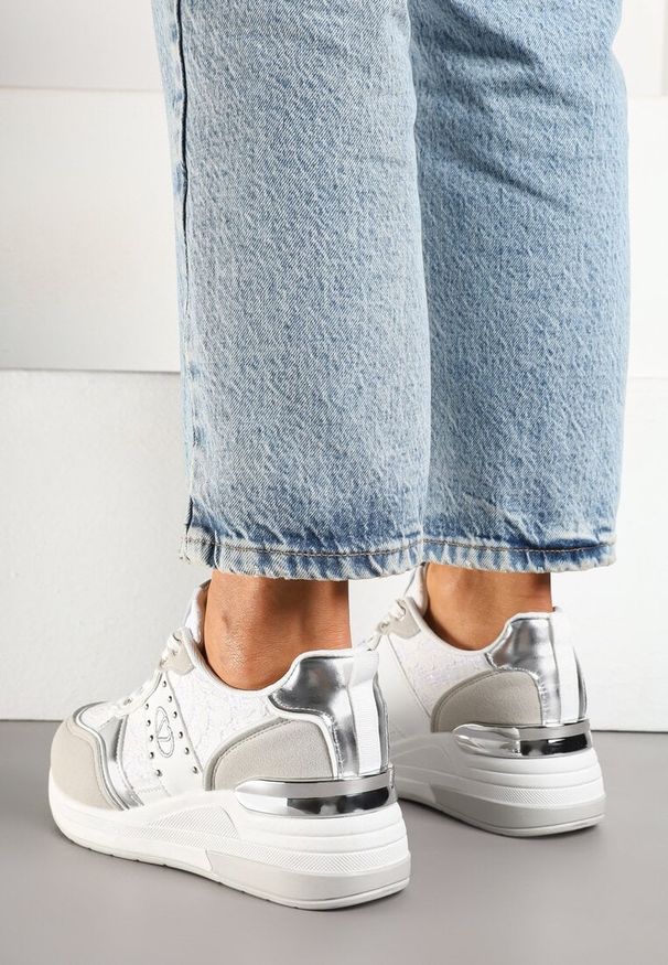 Renee - Białe Sneakersy na Ukrytym Koturnie z Koronką i Metalicznymi Wstawkami Edililia. Okazja: na co dzień. Kolor: biały. Materiał: koronka. Wzór: koronka. Obcas: na koturnie