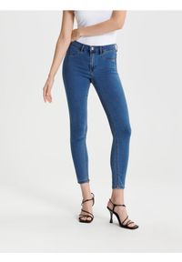 Sinsay - Jeansy skinny mid waist - niebieski. Kolor: niebieski #1