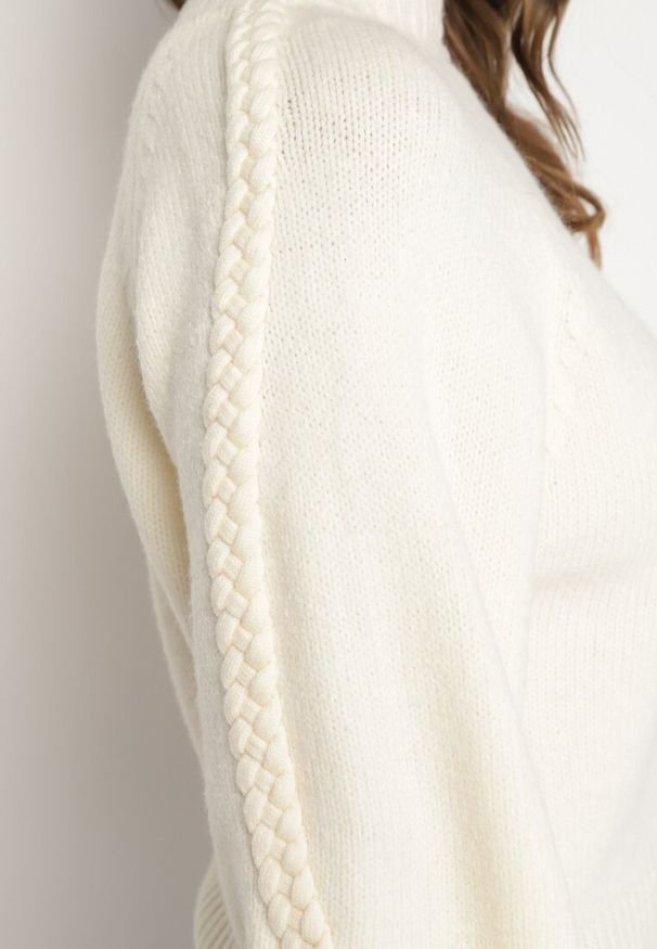 Born2be - Jasnobeżowy Sweter Półgolf z Wiskozą i Ozdobnym Splotem na Rękawach Sinovira. Okazja: na co dzień. Kolor: biały. Materiał: wiskoza. Wzór: ze splotem. Styl: casual, klasyczny