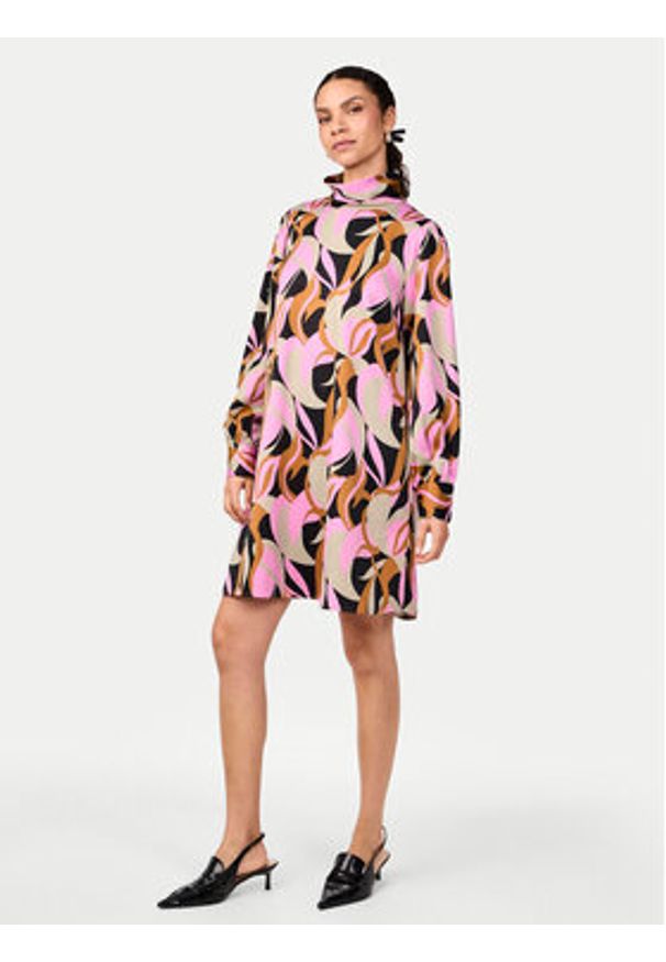 YAS Sukienka codzienna Cilea 26035391 Szary Relaxed Fit. Okazja: na co dzień. Kolor: szary. Materiał: syntetyk. Typ sukienki: proste. Styl: casual