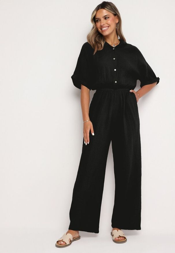 Born2be - Czarny Bawełniany Kombinezon z Koszulową Górą i Prostymi Spodniami Namsore. Kolor: czarny. Materiał: bawełna. Styl: klasyczny, elegancki