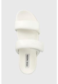 Steve Madden klapki Bail out damskie kolor biały na platformie SM11002448. Kolor: biały. Materiał: materiał. Wzór: gładki. Obcas: na platformie #3