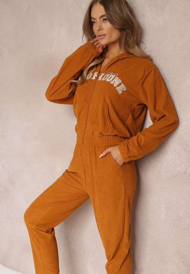 Renee - Brązowy 2-częściowy Prążkowany Komplet Dresowy z Bluzą i Spodniami Eirso. Kolor: brązowy. Materiał: dresówka, prążkowany. Wzór: gładki, aplikacja