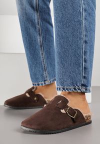 Born2be - Brązowe Kapcie Chodaki na Korkowej Podeszwie z Paskiem i Klamrą Aponella. Okazja: do domu. Zapięcie: klamry. Kolor: brązowy. Materiał: jeans #6