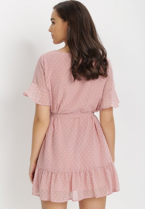 Born2be - Różowa Sukienka Acalopei. Okazja: na imprezę. Typ kołnierza: dekolt w serek. Kolor: różowy. Materiał: materiał, tkanina. Typ sukienki: trapezowe. Styl: wizytowy. Długość: mini
