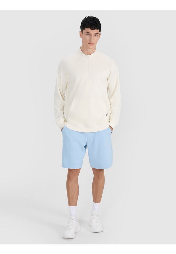 4f - 4F Bluza dresowa nierozpinana bez kaptura męska - biała S. Okazja: na co dzień. Typ kołnierza: bez kaptura. Kolor: biały. Materiał: dresówka. Długość rękawa: raglanowy rękaw. Wzór: ze splotem. Styl: sportowy, casual, elegancki, street