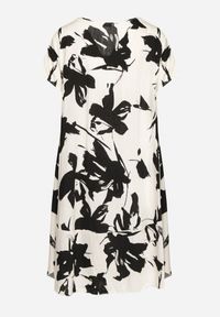 Born2be - Czarna Wiskozowa Sukienka w Kwiatowy Wzór Emitine. Okazja: na co dzień. Kolor: czarny. Materiał: wiskoza. Wzór: kwiaty. Typ sukienki: proste. Styl: klasyczny, casual #4