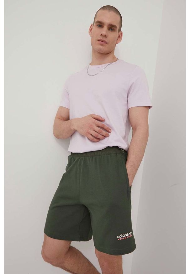 adidas Originals szorty męskie kolor zielony. Okazja: na co dzień. Kolor: zielony. Materiał: materiał, bawełna, dzianina. Wzór: nadruk. Styl: casual