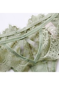 Intica - Stringi koronkowe z ozdobną gumką Lebbie. Kolor: różowy. Materiał: koronka. Wzór: koronka #11