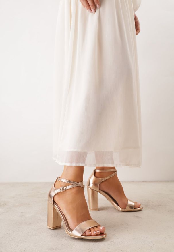 Renee - Szampańskie Sandały na Słupku VICES ze Skórzaną Wkładką i Paskami Wokół Kostki Syneilla. Zapięcie: pasek. Kolor: złoty. Materiał: skóra. Wzór: paski. Obcas: na słupku