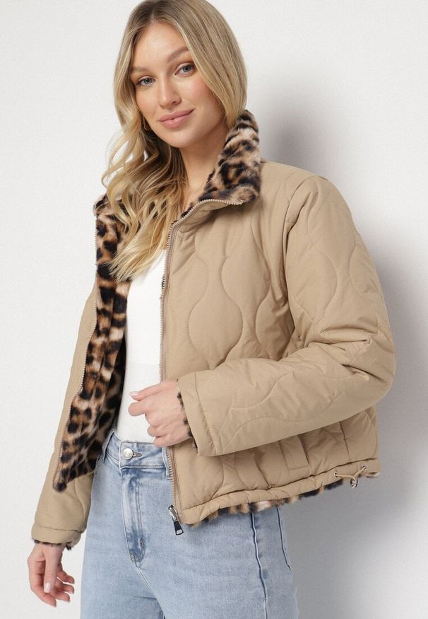 Born2be - Beżowa Pikowana Kurtka Dwustronna ze Stójką i Ściągaczem z Futerkiem w Panterkę Cesila. Okazja: na co dzień. Typ kołnierza: kołnierzyk stójkowy. Kolor: beżowy. Materiał: futro. Długość rękawa: długi rękaw. Długość: długie. Wzór: motyw zwierzęcy. Styl: casual, klasyczny