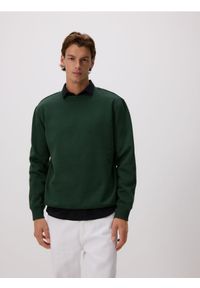 Reserved - Gładka bluza z bawełną - ciemnozielony. Kolor: zielony. Materiał: bawełna. Wzór: gładki