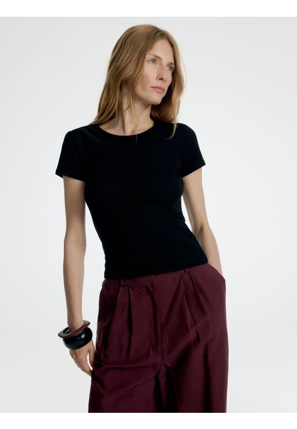 Reserved - Bawełniany t-shirt slim fit - czarny. Kolor: czarny. Materiał: bawełna