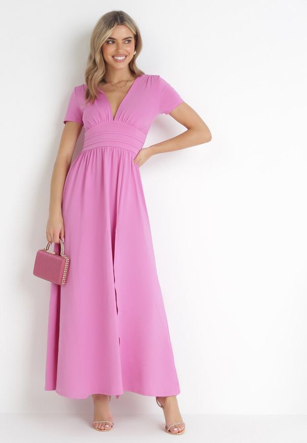 Born2be - Różowa Rozkloszowana Sukienka Maxi z Głębokim Dekoltem z Rozcięciem Wyla. Kolor: różowy. Długość rękawa: krótki rękaw. Sezon: wiosna, lato. Długość: maxi