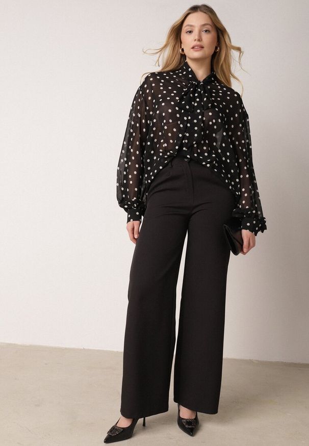 Born2be - Czarna Półtransparentna Koszula w Groszki z Wiązaniem z Wiskozy i Bawełny Iamine. Okazja: na spotkanie biznesowe, do pracy. Kolor: czarny. Materiał: wiskoza, bawełna. Wzór: grochy. Styl: biznesowy, elegancki, klasyczny