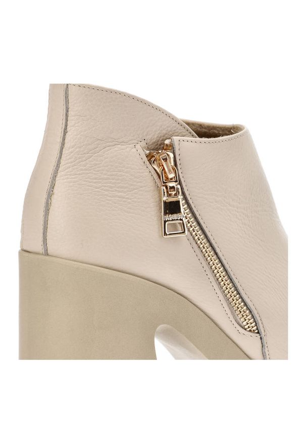 Beżowe Botki Armodo Modne Buty Na Obcasie. Okazja: na co dzień. Zapięcie: zamek. Kolor: beżowy. Materiał: skóra. Obcas: na obcasie. Styl: elegancki, casual. Wysokość obcasa: średni