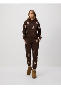 Reserved - Spodnie dresowe z aplikacjami - ciemnobrązowy. Kolor: brązowy. Materiał: dresówka. Wzór: aplikacja #1