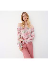 Mohito - Bluzka hiszpanka w kwiaty - Różowy. Typ kołnierza: dekolt hiszpanka. Kolor: różowy. Wzór: kwiaty #1