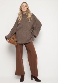 Born2be - Jasnobrązowy Golf z Wełną o Kroju Oversize z Obniżoną Linią Ramion Lilenae. Okazja: na co dzień. Typ kołnierza: golf. Kolor: brązowy. Materiał: wełna. Długość rękawa: długi rękaw. Długość: długie. Sezon: zima, jesień. Styl: casual, elegancki #6