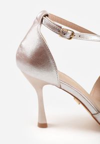 Born2be - Złote Szpilki VICES z Paskami w Kształcie X i Skórzaną Wkładką Arriedine. Okazja: na komunię, na wesele, na ślub cywilny. Zapięcie: pasek. Kolor: złoty. Materiał: skóra. Wzór: paski. Obcas: na szpilce. Styl: elegancki #8