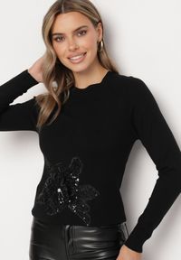 Born2be - Czarny Sweter Ozdobiony Cekinami Koralikami i Cyrkoniami w Kształcie Kwiatka Romiella. Okazja: na co dzień. Kolor: czarny. Materiał: jeans. Wzór: kwiaty, aplikacja. Styl: elegancki, casual, klasyczny #4