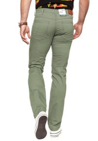 Wrangler - WRANGLER SPODNIE MĘSKIE ARIZONA MOSS GREEN W12OV6330. Materiał: materiał