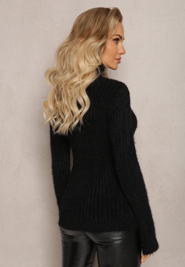 Renee - Czarny Golf z Puchatego Materiału z Wełną i Długim Rękawem Geolla. Typ kołnierza: golf. Kolor: czarny. Materiał: materiał, wełna. Długość rękawa: długi rękaw. Długość: długie. Wzór: jednolity. Sezon: zima, jesień