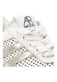 Sneakersy damskie Armodo, cholewka ze skóry naturalnej gładka konstrukcja z dekoracyjnymi wstawkami klasyczne sznurowanie niska wygodna podeszwa, bia. Okazja: na co dzień. Zapięcie: sznurówki. Kolor: biały. Materiał: skóra. Szerokość cholewki: normalna. Wzór: gładki. Styl: klasyczny #4