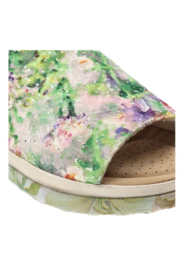 Sandały damskie Rieker, cholewka ze skóry ekologicznej z materiałowym wnętrzem i wsuwane, kolorowe, 64841-90. Zapięcie: bez zapięcia. Kolor: zielony. Materiał: materiał, skóra ekologiczna. Wzór: kolorowy