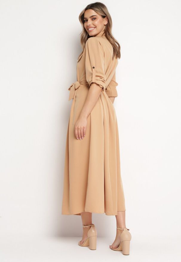 Born2be - Beżowa Rozkloszowana Sukienka Maxi z Koszulową Górą i Wiązanym Paskiem Indiga. Kolor: beżowy. Materiał: materiał. Wzór: jednolity. Typ sukienki: koszulowe. Długość: maxi