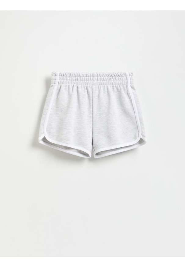 Reserved - Dresowe szorty z lampasem - jasnoszary. Kolor: szary. Materiał: dresówka