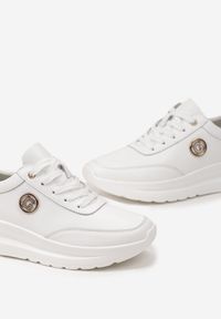 Born2be - Białe Sneakersy na Grubej Podeszwie z Metalową Aplikacją na Boku Azurira. Kolor: biały. Wzór: aplikacja #3