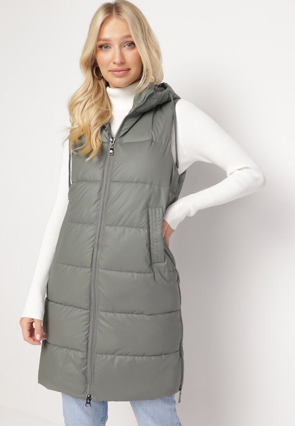 Born2be - Szara Kamizelka Pikowana o Długim Fasonie z Kapturem Prassa. Typ kołnierza: kaptur. Kolor: szary. Długość: długie