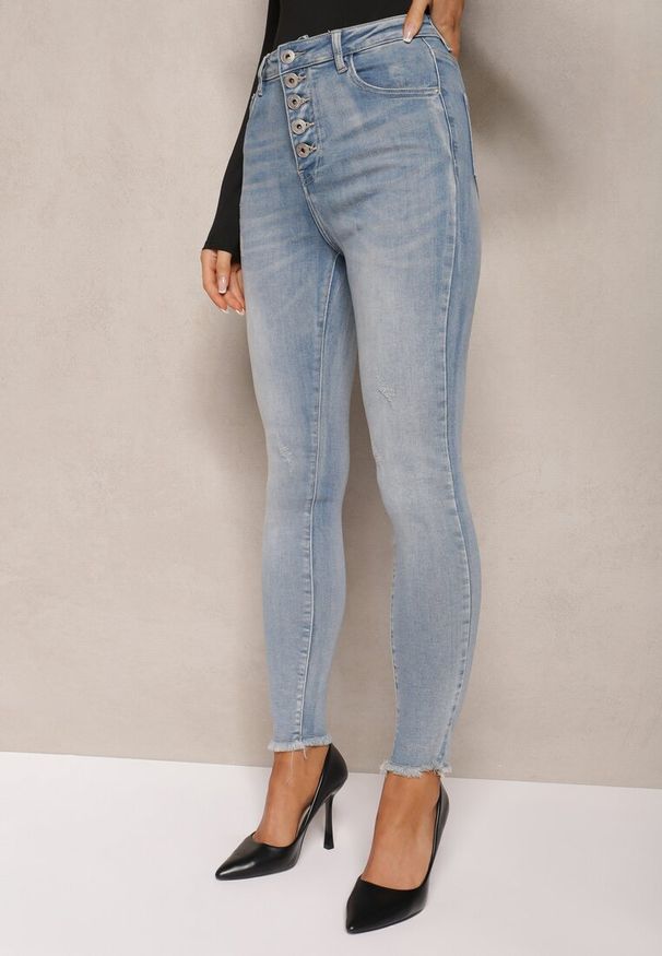 Renee - Niebieskie Jeansy o Fasonie Skinny z Postrzępionymi Nogawkami Quinte. Okazja: na co dzień. Kolor: niebieski. Styl: casual, elegancki, wizytowy